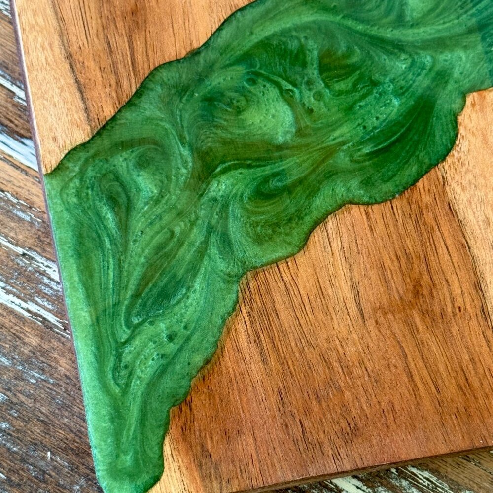 Emerald Green Resin River Wooden Cutting Board Charcuterie Board with Handle - Picture 6 of 6